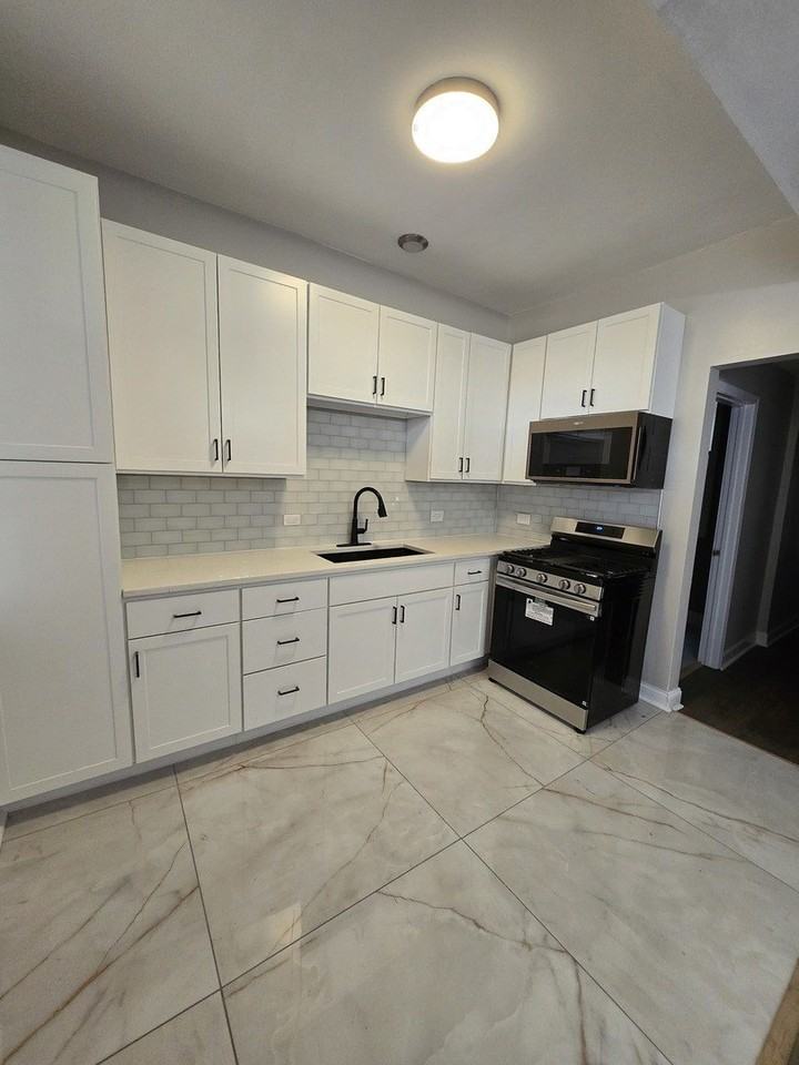 4749 S Prairie Ave Apt 2 - Photo 7 of 8