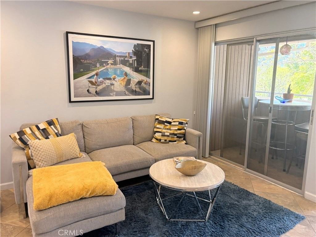 510 N Villa Ct - Photo 3 of 44