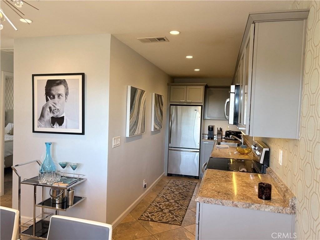 510 N Villa Ct - Photo 5 of 44