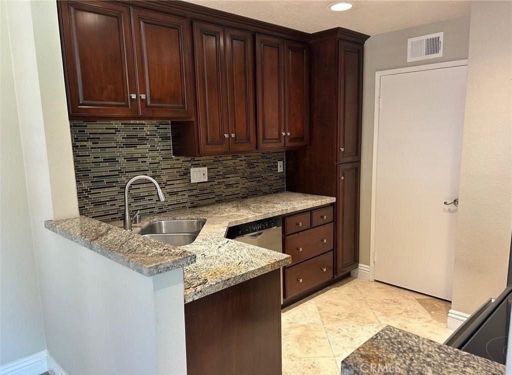 214 Villa Point Dr - Photo 5 of 8