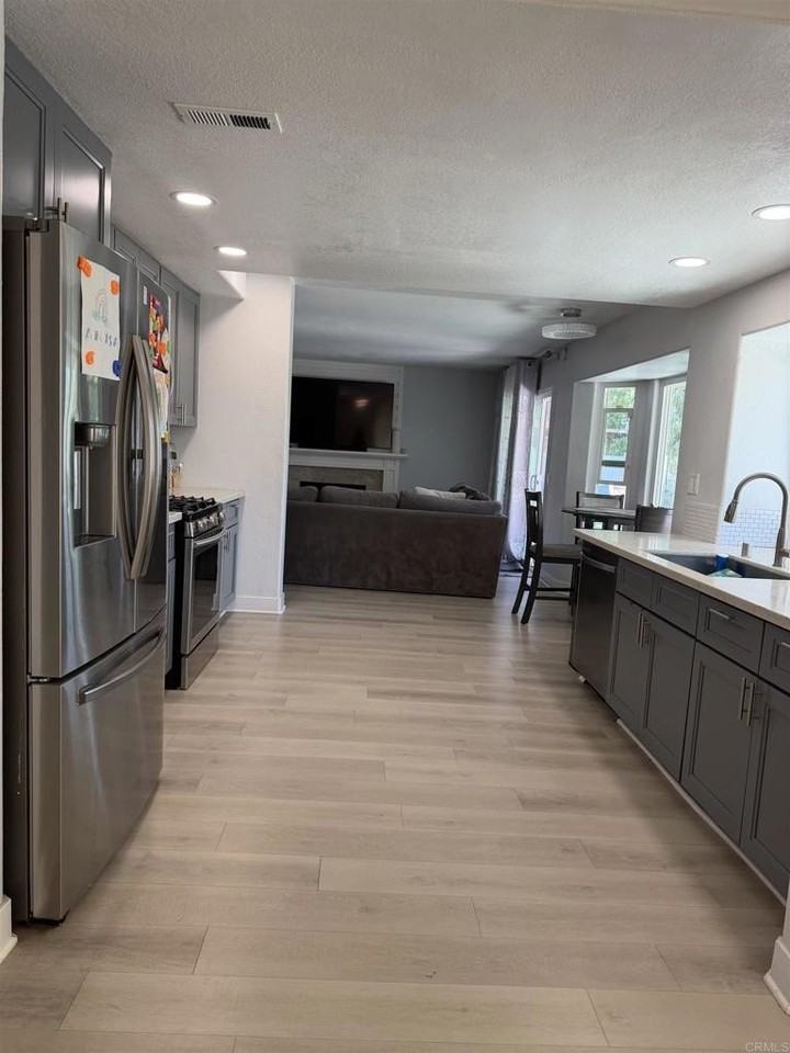 10221 Greenleaf Rd - Photo 3 of 16