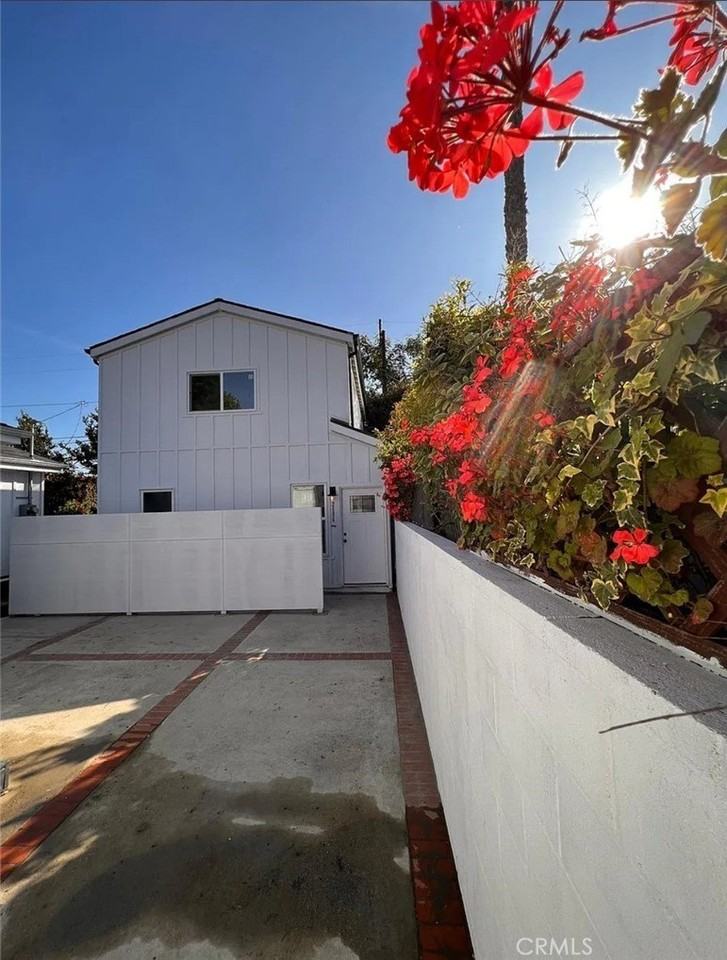 2686 Greenfield Ave - Photo 2 of 23