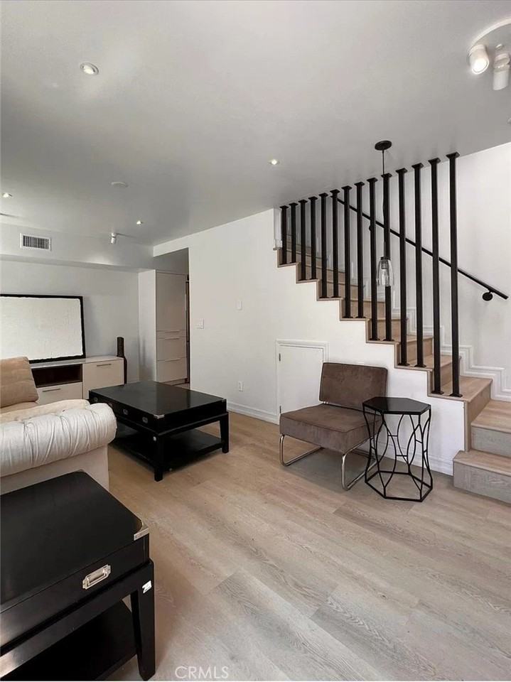 2686 Greenfield Ave - Photo 3 of 23