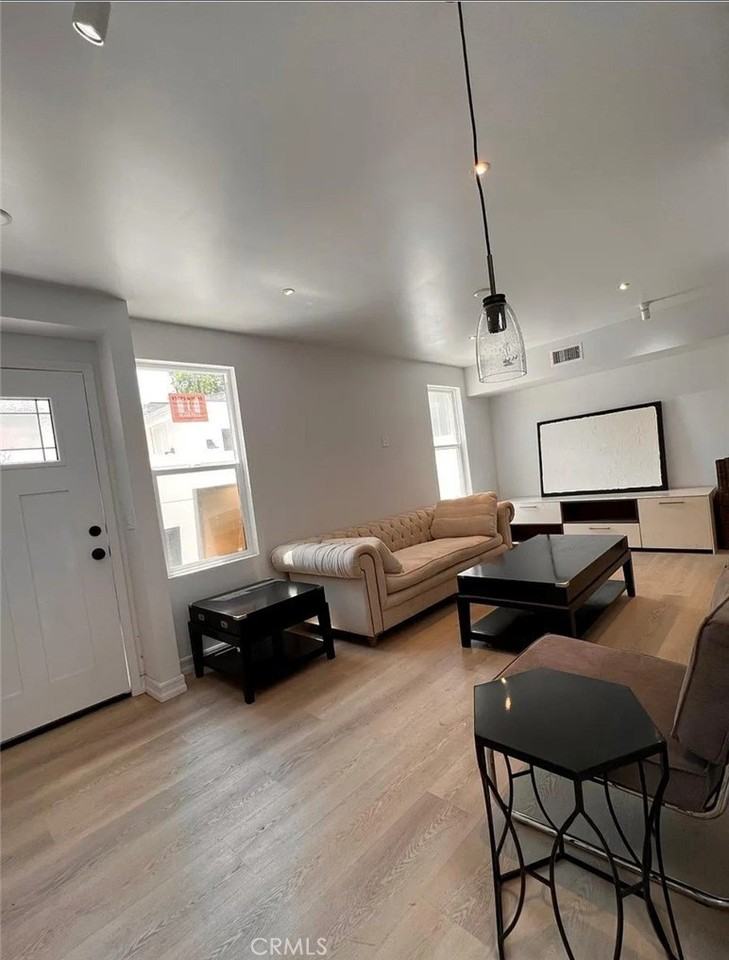 2686 Greenfield Ave - Photo 4 of 23