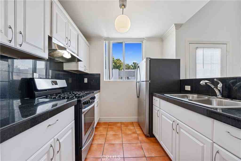 6042 Barton Ave - Photo 3 of 7