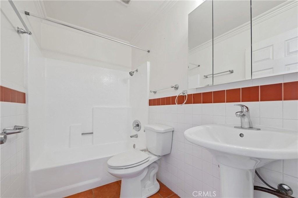 6042 Barton Ave - Photo 5 of 7