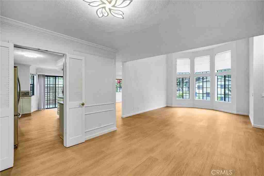 19620 Leadwell St - Photo 5 of 28