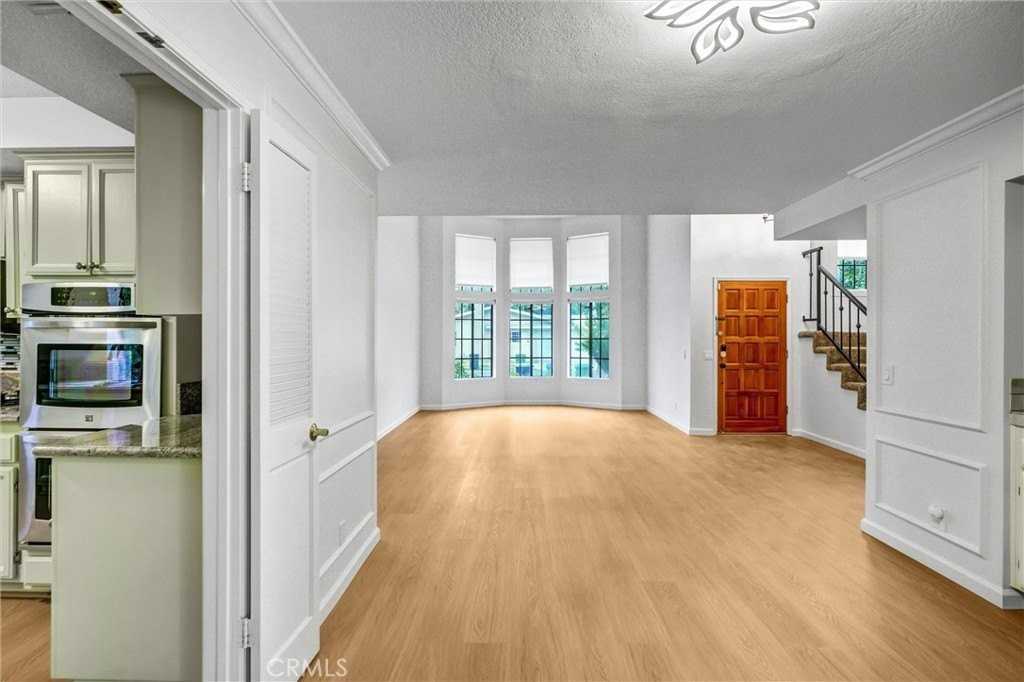 19620 Leadwell St - Photo 6 of 28