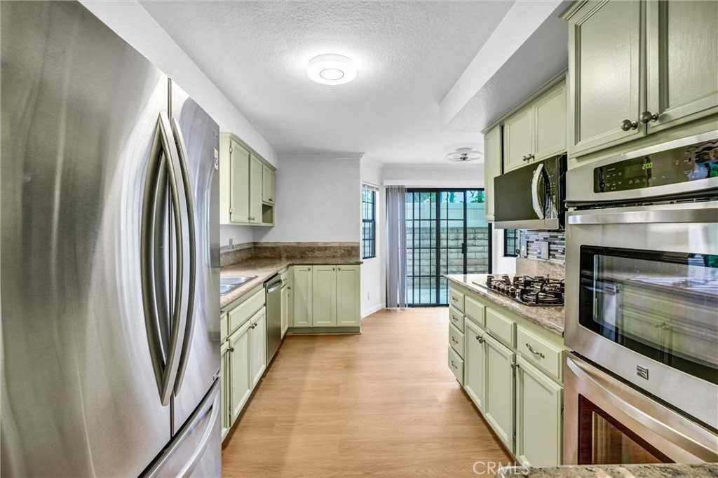 19620 Leadwell St - Photo 7 of 28