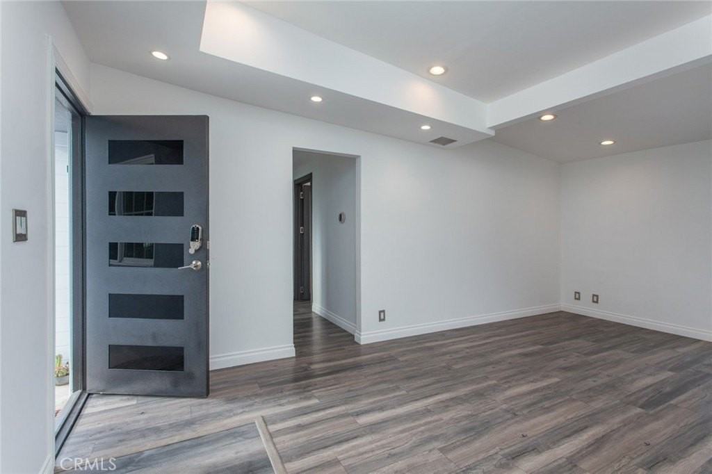 9502 Laurel Canyon Blvd - Photo 3 of 36