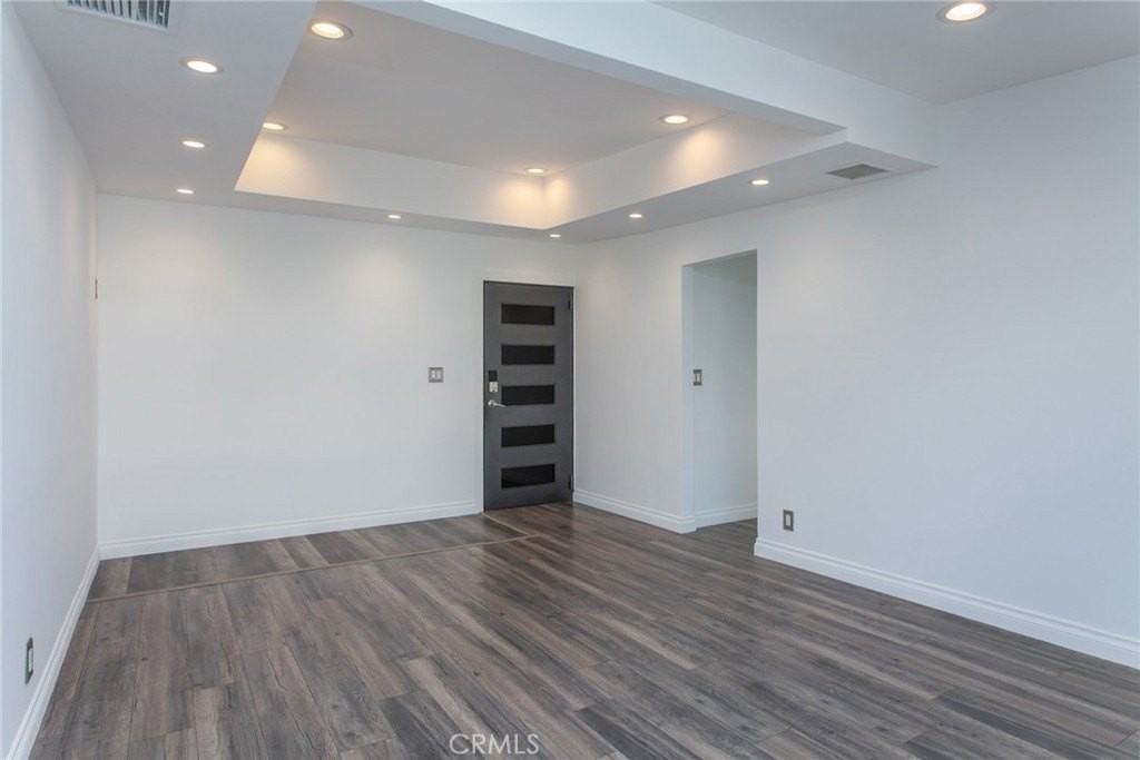 9502 Laurel Canyon Blvd - Photo 4 of 36