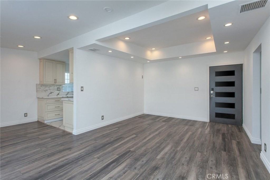 9502 Laurel Canyon Blvd - Photo 5 of 36