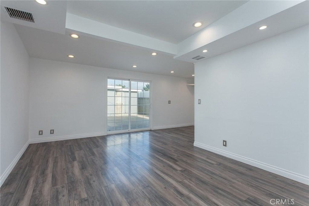 9502 Laurel Canyon Blvd - Photo 6 of 36