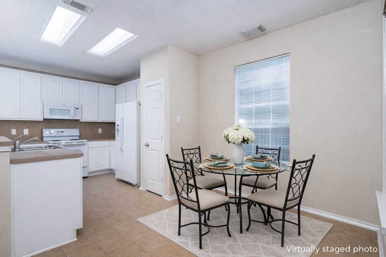 207 N Burberry Park Cir - Photo 4 of 22