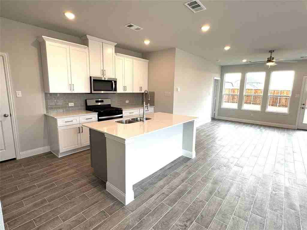 1204 Sydney Ln - Photo 4 of 15