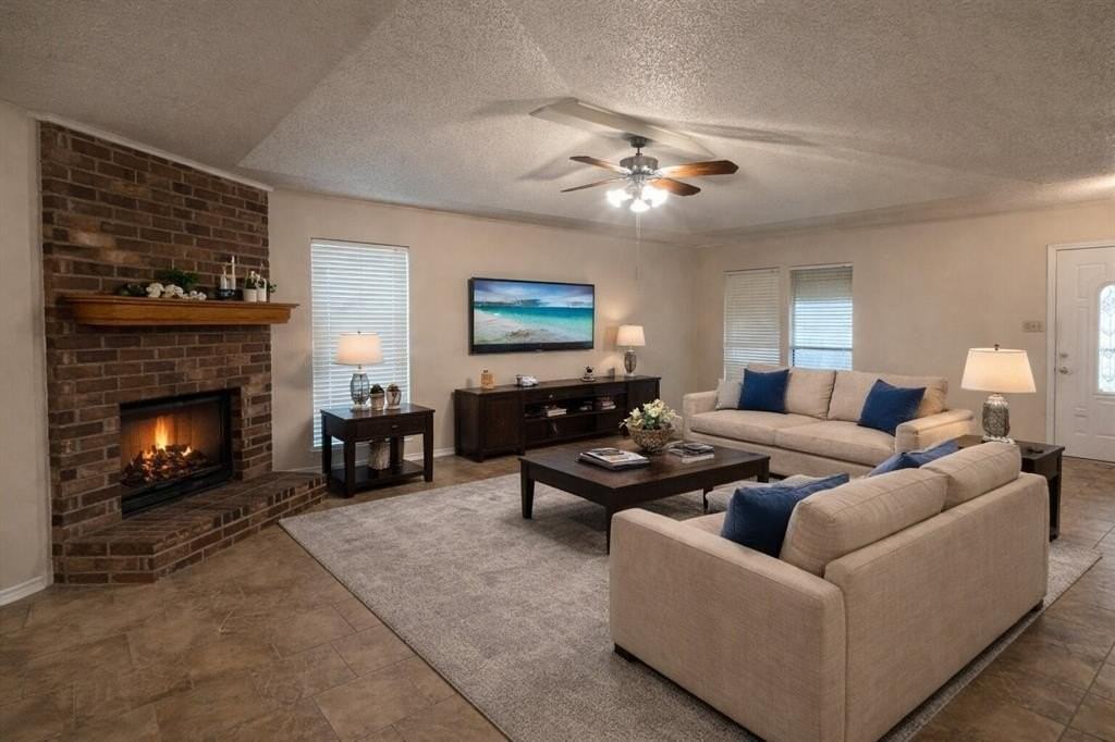 708 Crestview Dr - Photo 2 of 20