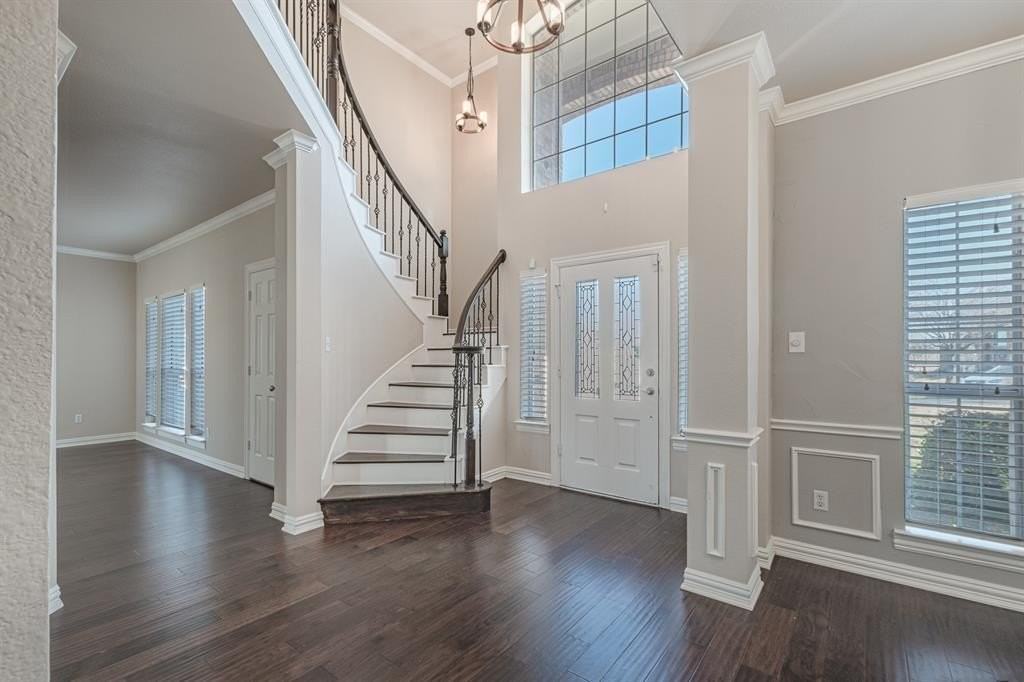 1360 Shores Blvd - Photo 4 of 32