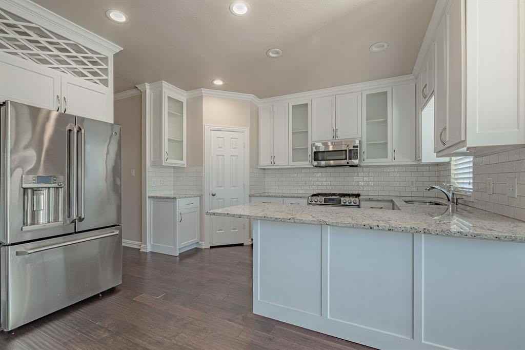 1360 Shores Blvd - Photo 5 of 32