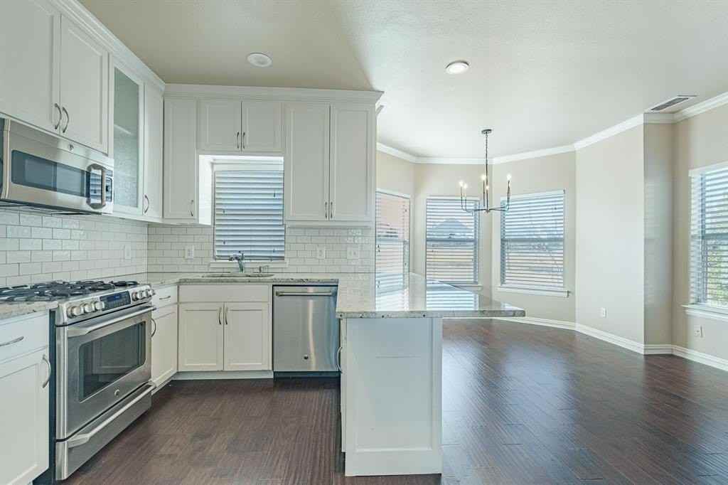 1360 Shores Blvd - Photo 6 of 32