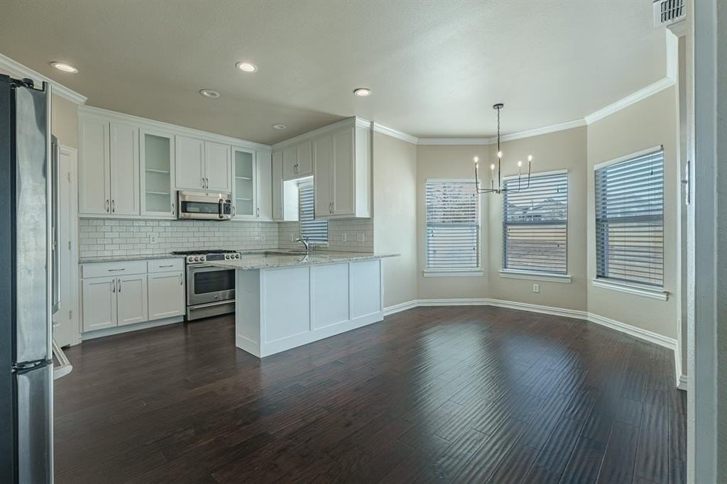 1360 Shores Blvd - Photo 7 of 32