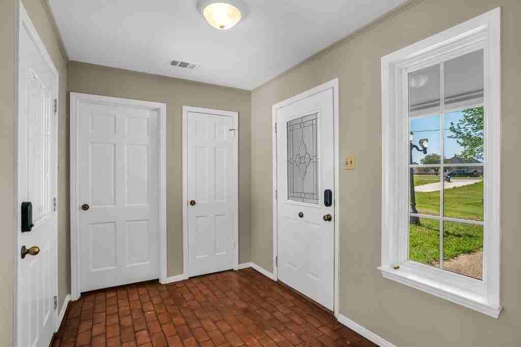 1151 N Stodghill Rd - Photo 2 of 36