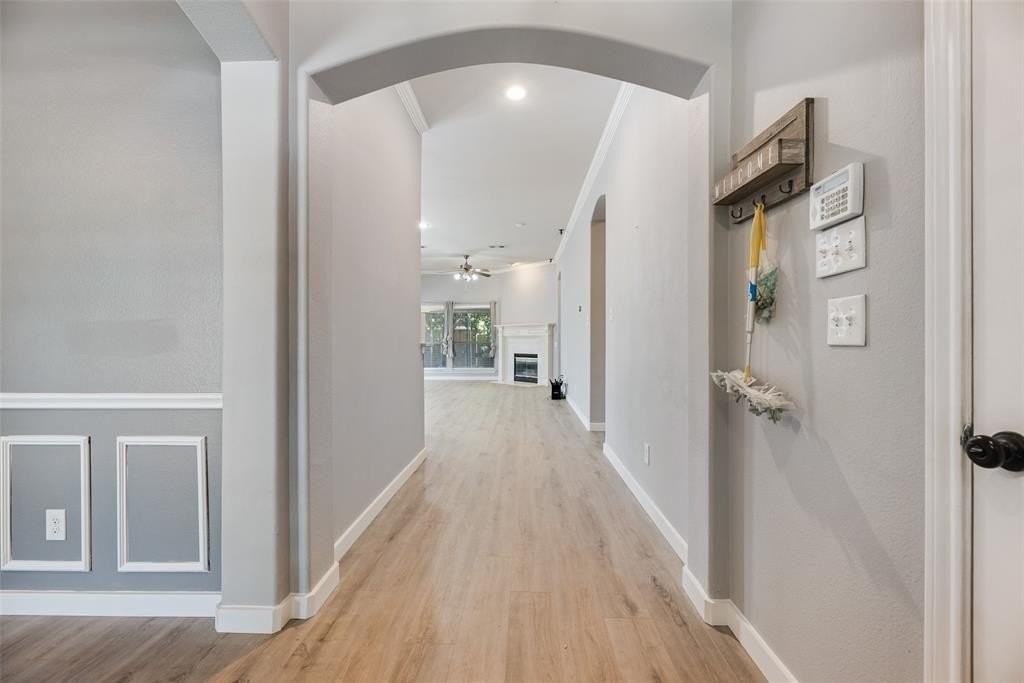 1015 Harwood Ct - Photo 5 of 31