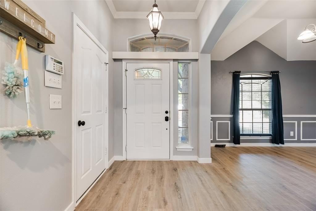 1015 Harwood Ct - Photo 6 of 31