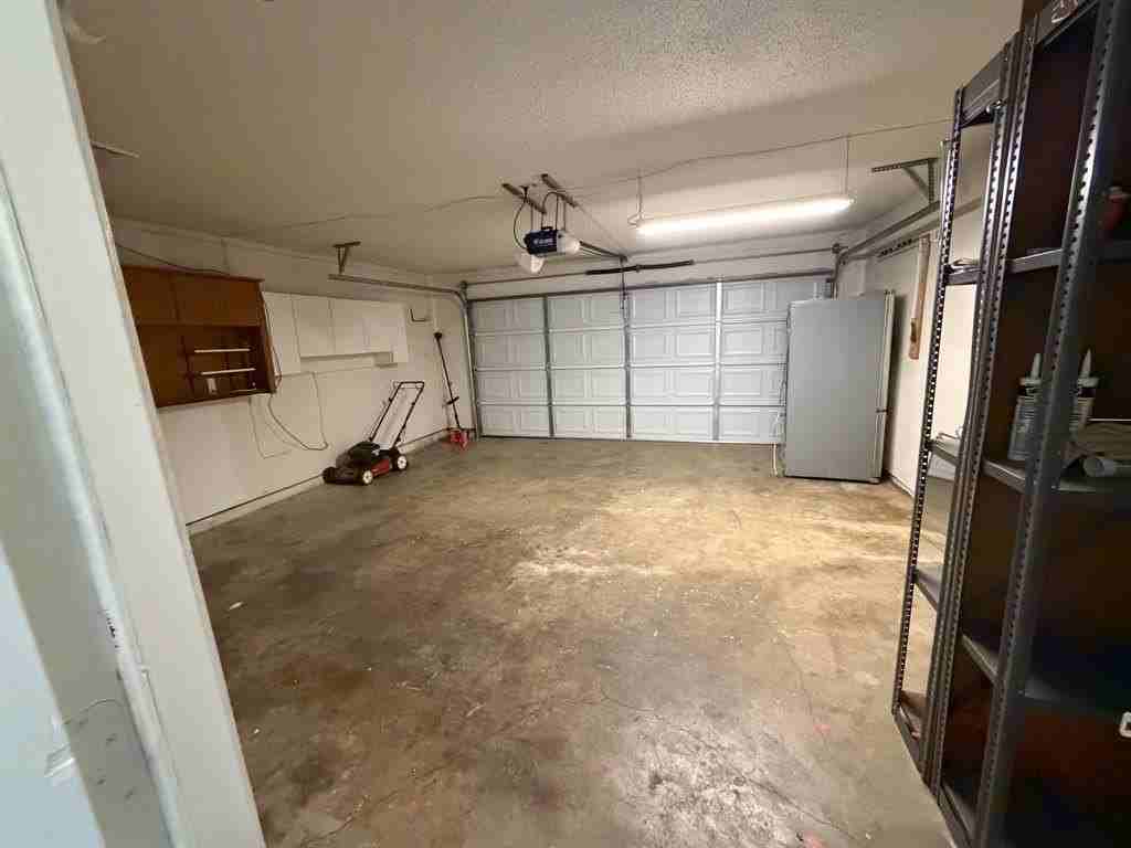 411 E Alexander Ln - Photo 7 of 16