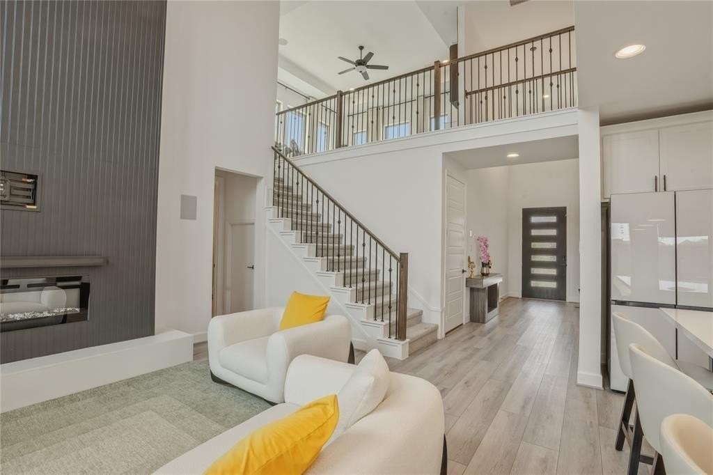 908 Maple Leaf Ln - Photo 2 of 40