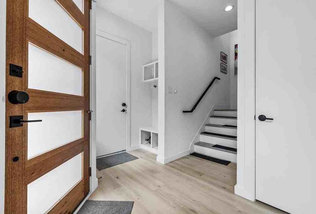 2325 Hondo Ave - Photo 3 of 40