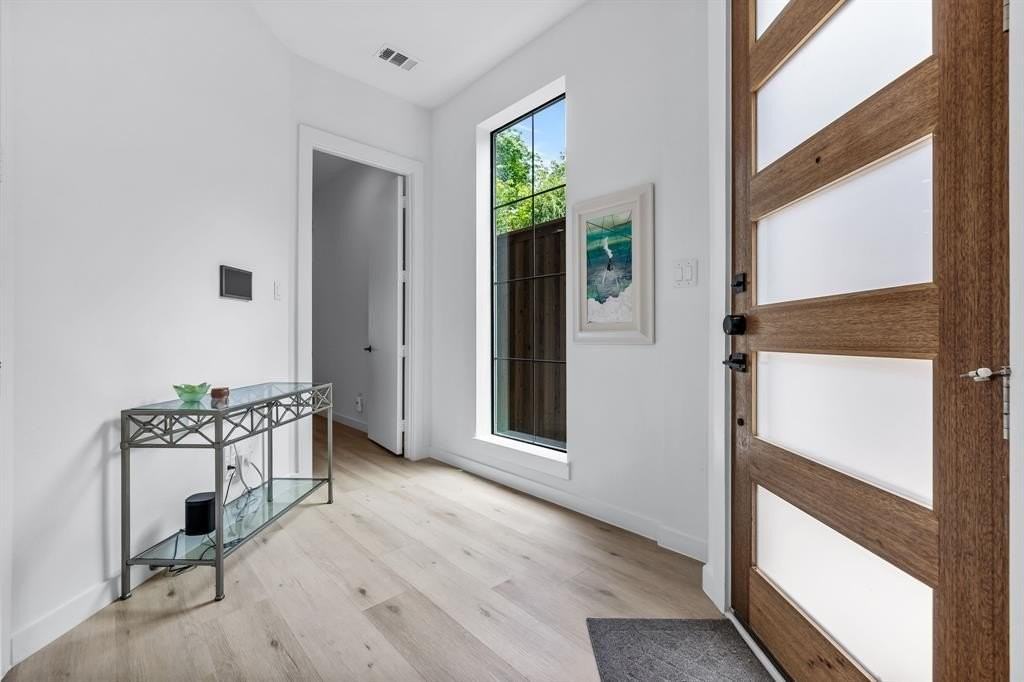 2325 Hondo Ave - Photo 4 of 40