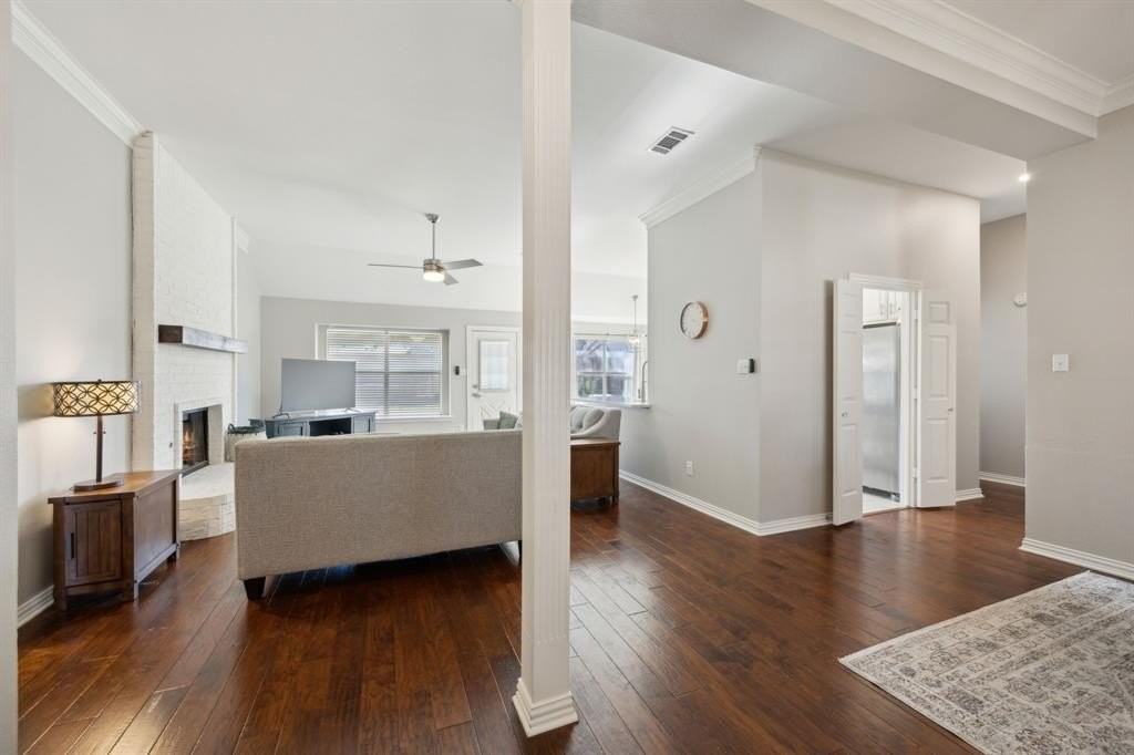 220 Redwood Ct - Photo 4 of 29