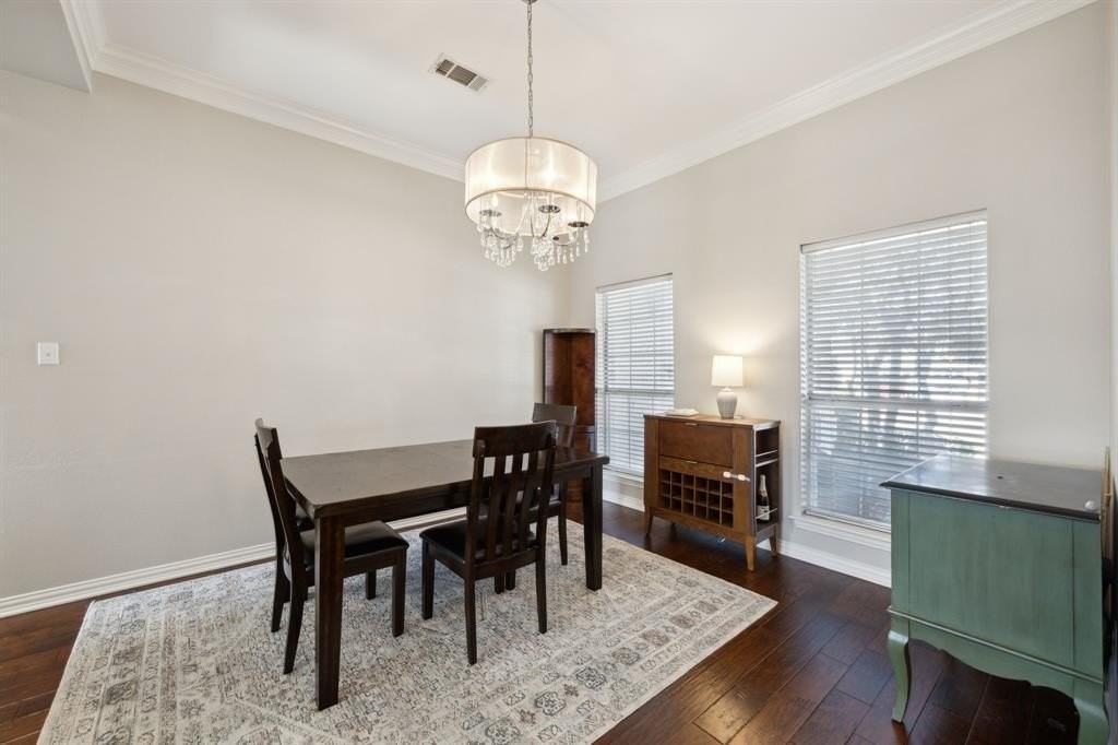 220 Redwood Ct - Photo 5 of 29