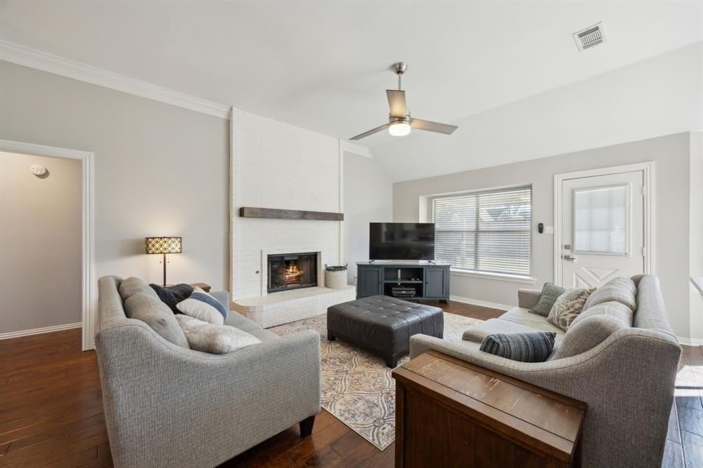 220 Redwood Ct - Photo 7 of 29