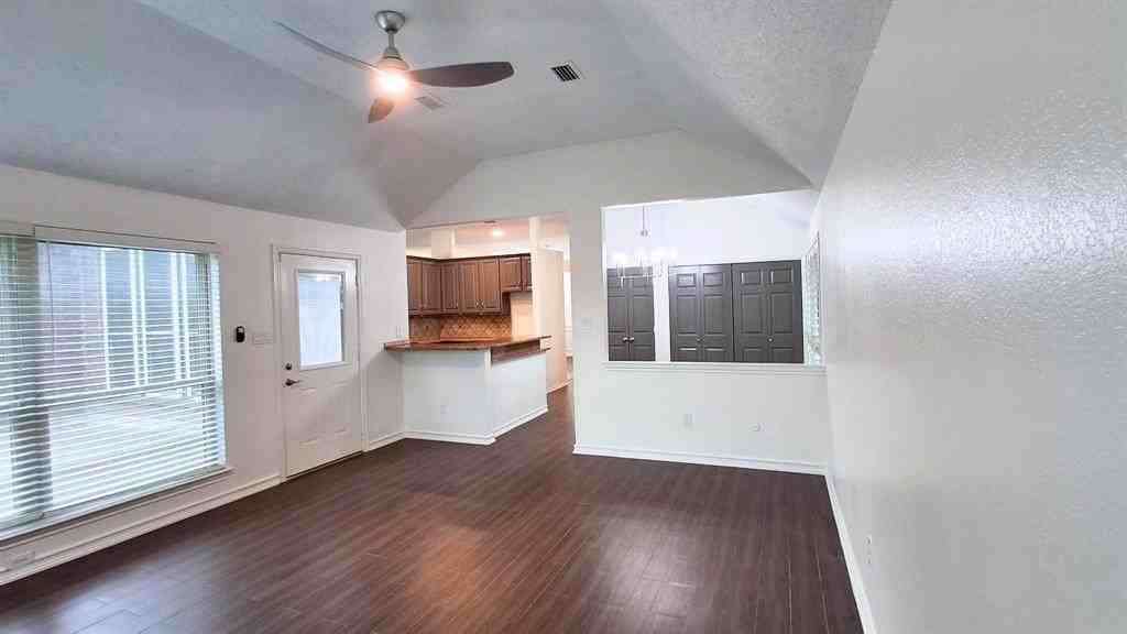 3218 Mapleridge Dr - Photo 3 of 23