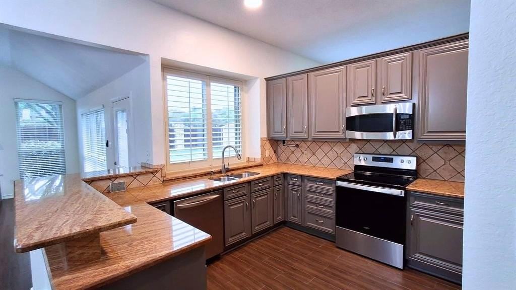 3218 Mapleridge Dr - Photo 5 of 23