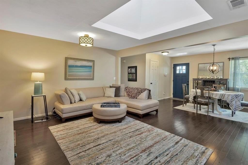 402 Kenway St - Photo 2 of 15