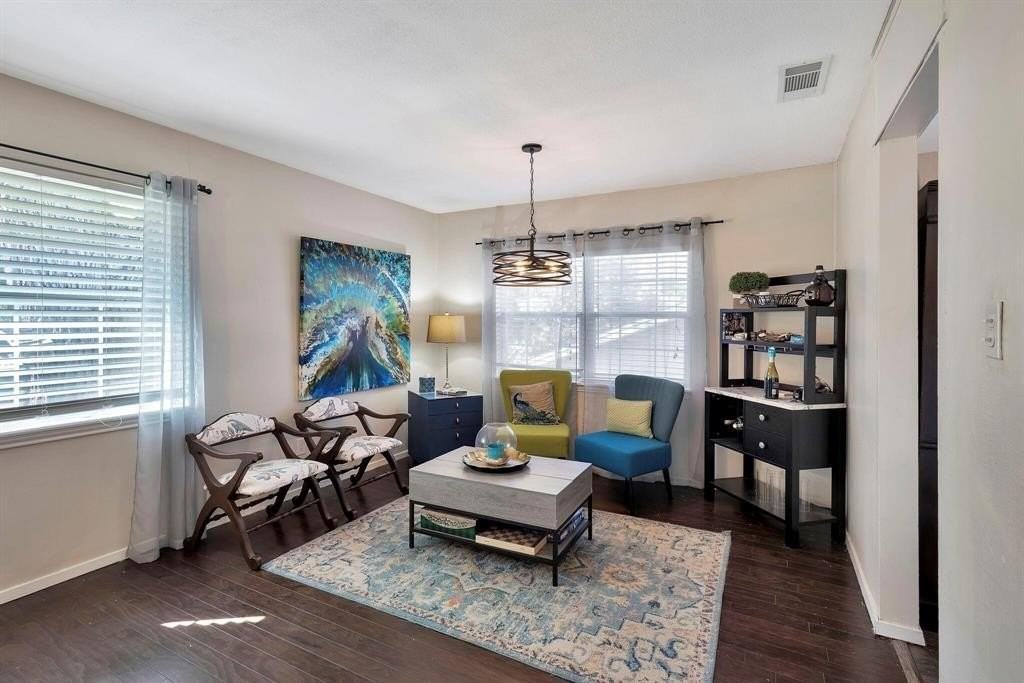 402 Kenway St - Photo 3 of 15