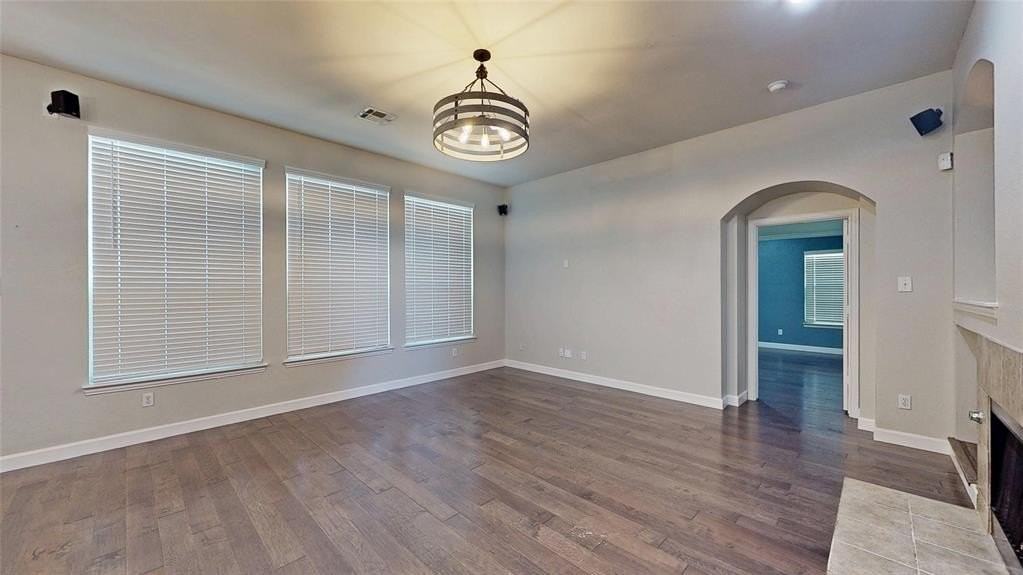 4404 Bolton Ct - Photo 3 of 40