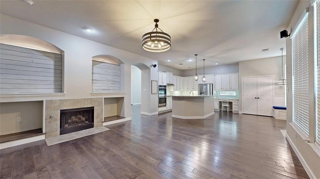 4404 Bolton Ct - Photo 4 of 40