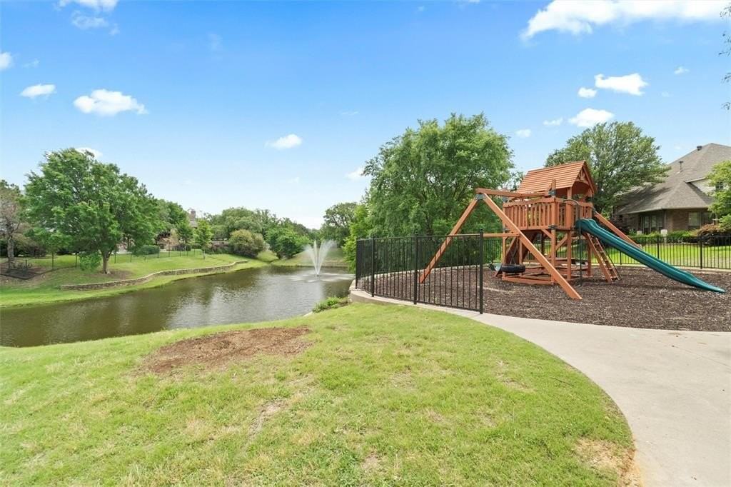 715 Manchester Ct - Photo 3 of 37