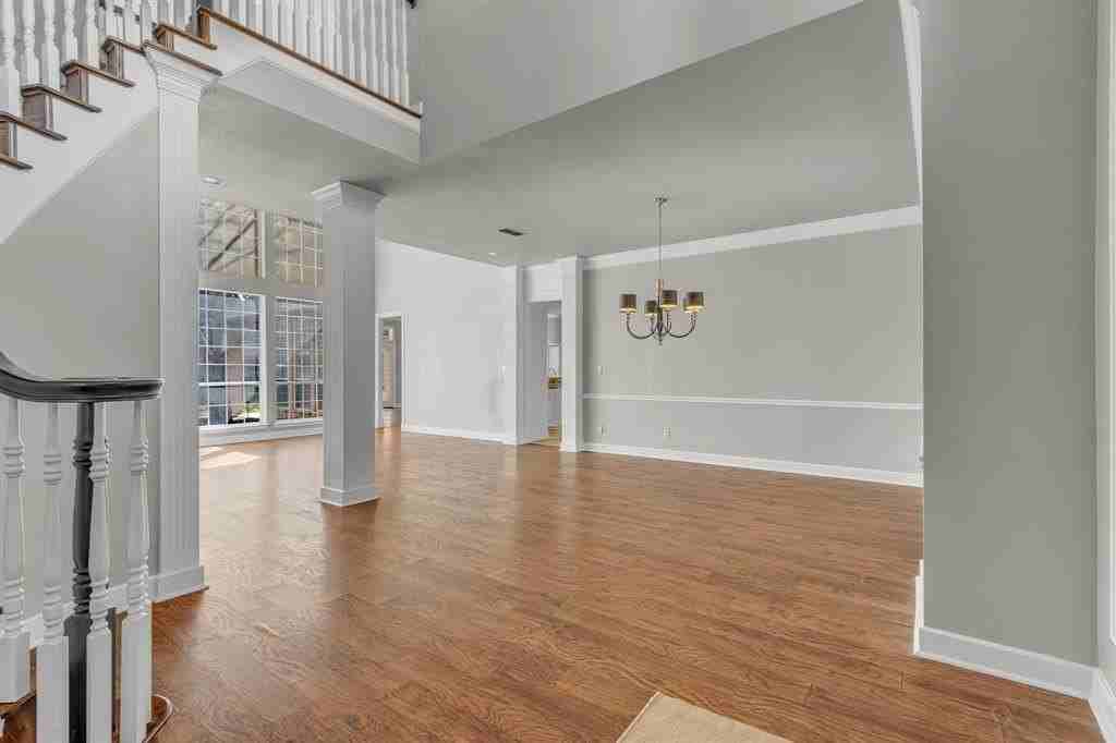 715 Manchester Ct - Photo 7 of 37