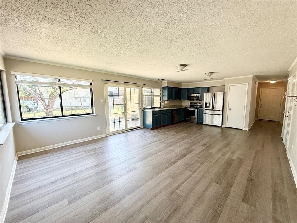 2107 Rockwood Dr - Photo 3 of 10