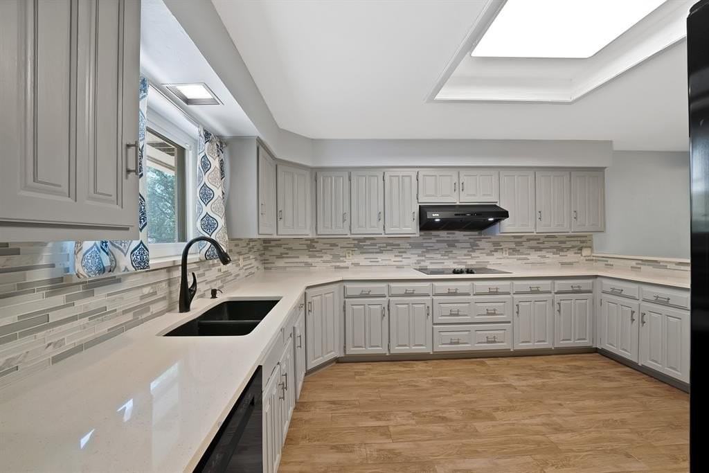 2812 Whisperwood Trl - Photo 2 of 34