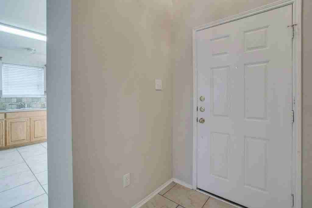 10708 Braemoor Dr - Photo 3 of 24