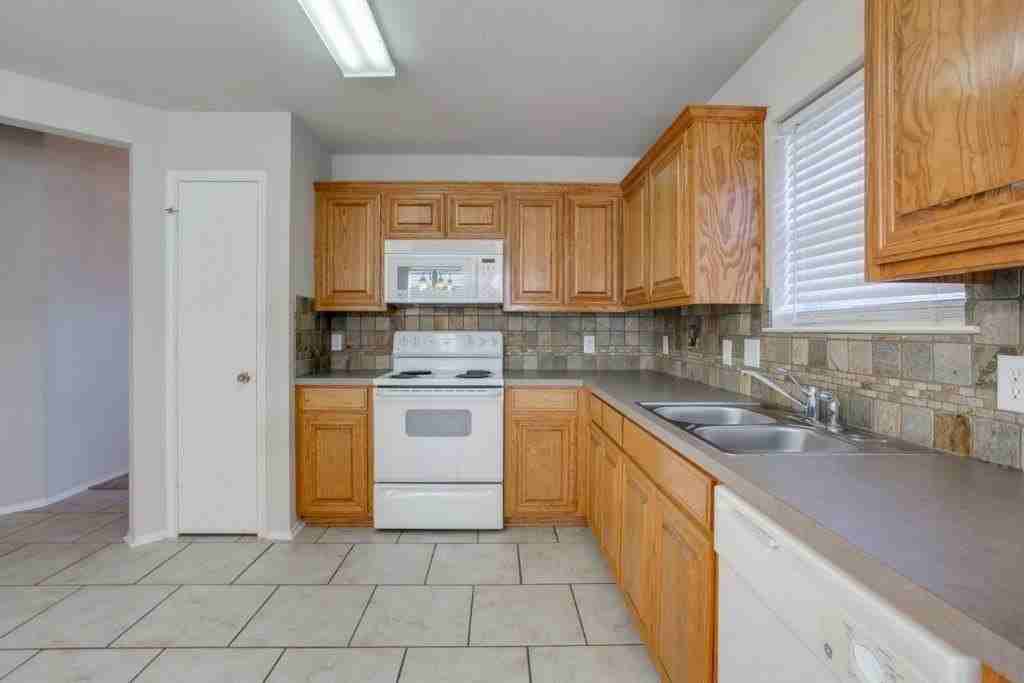 10708 Braemoor Dr - Photo 4 of 24