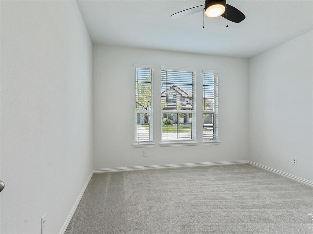 3011 Hobbs Ln - Photo 4 of 29