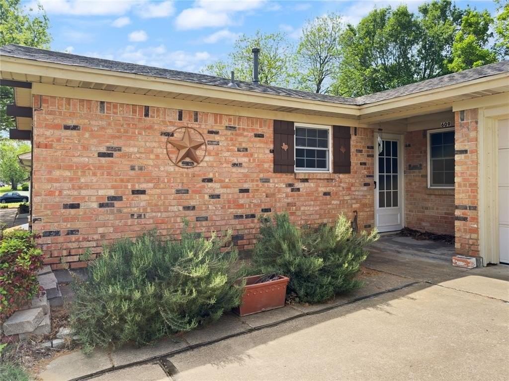 609 Nw Lorna St - Photo 3 of 25