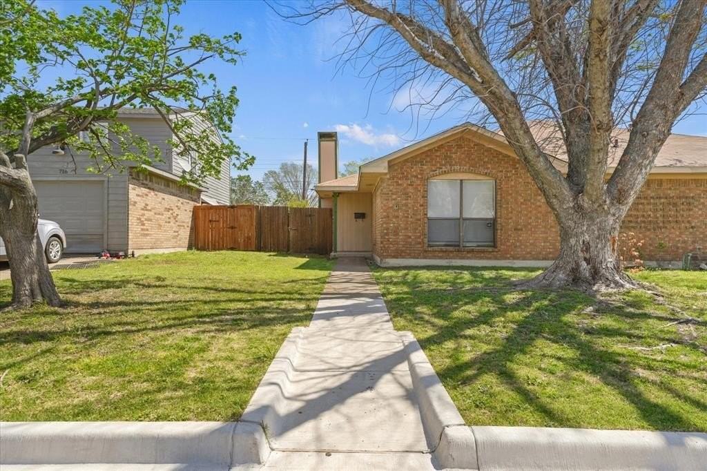 714 Royal Crest Dr - Photo 3 of 21