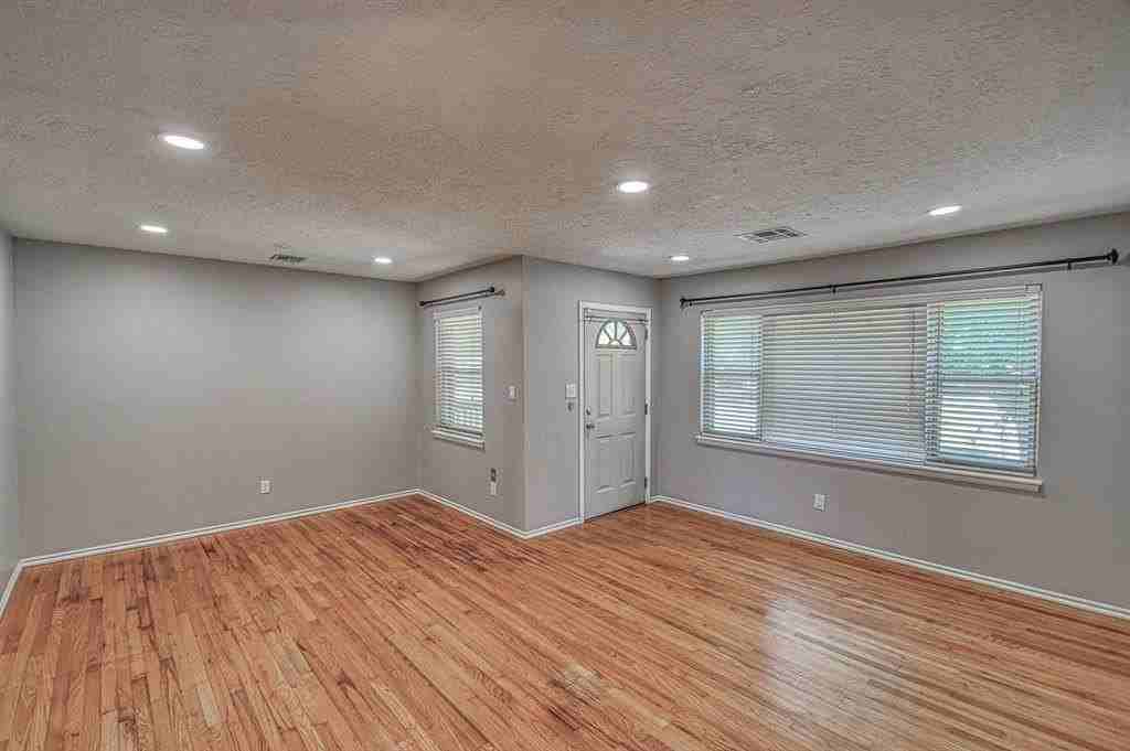 1428 Lindale Ave - Photo 5 of 28